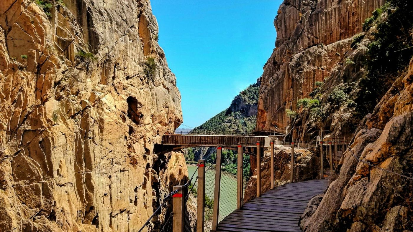 Pasarela Caminito del Rey între stânci, fotografie de călătorie