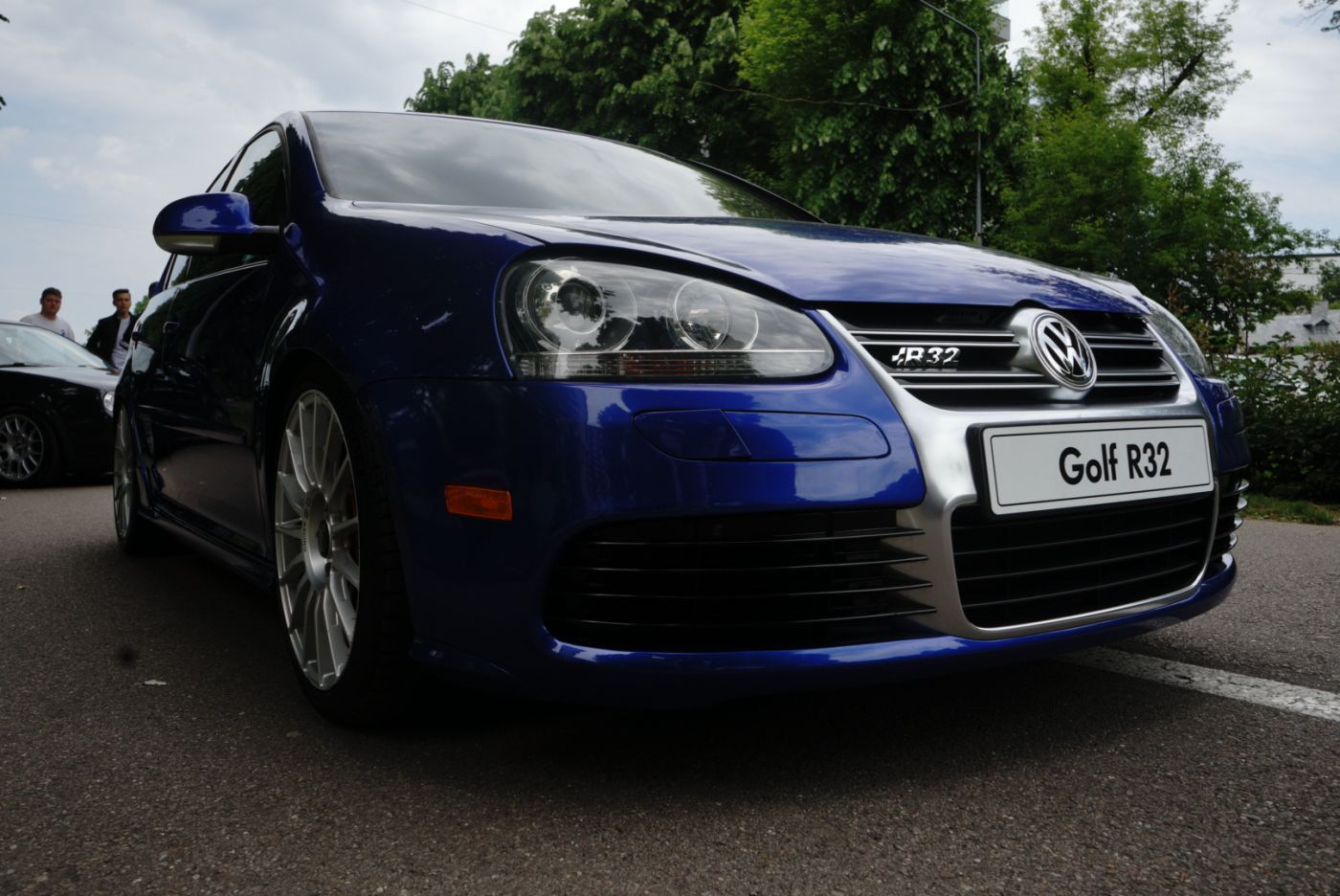 Volkswagen Golf R32 albastru, din față, la întâlnire auto