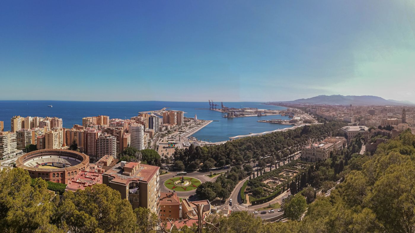 Panoramă cu portul și arena din Malaga, fotografie de călătorie