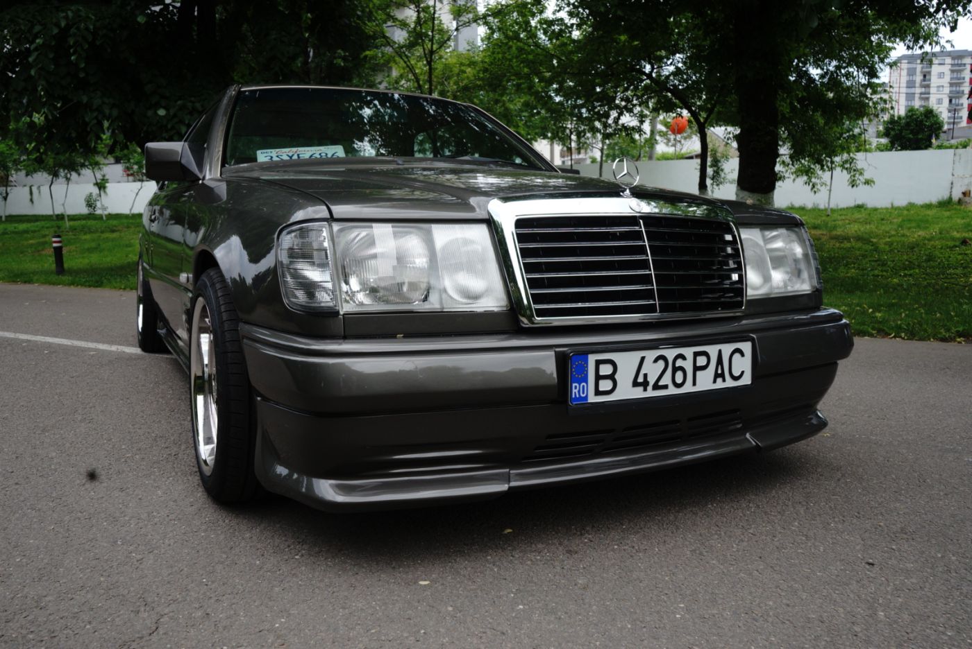 Mercedes-Benz W124 negru la întâlnire auto