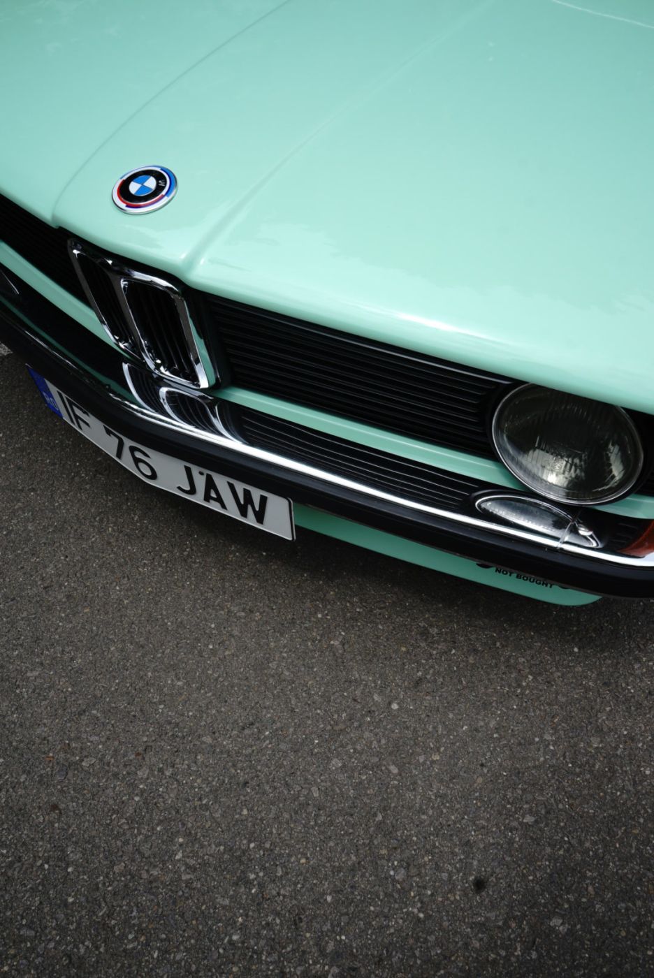 BMW clasic verde mint, detaliu față cu emblemă
