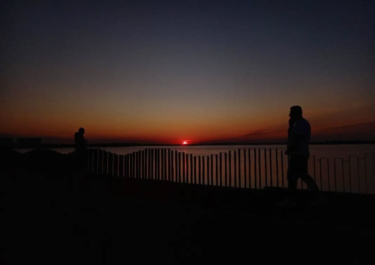 Siluete la apus pe malul lacului, fotografie HAUS Media Production