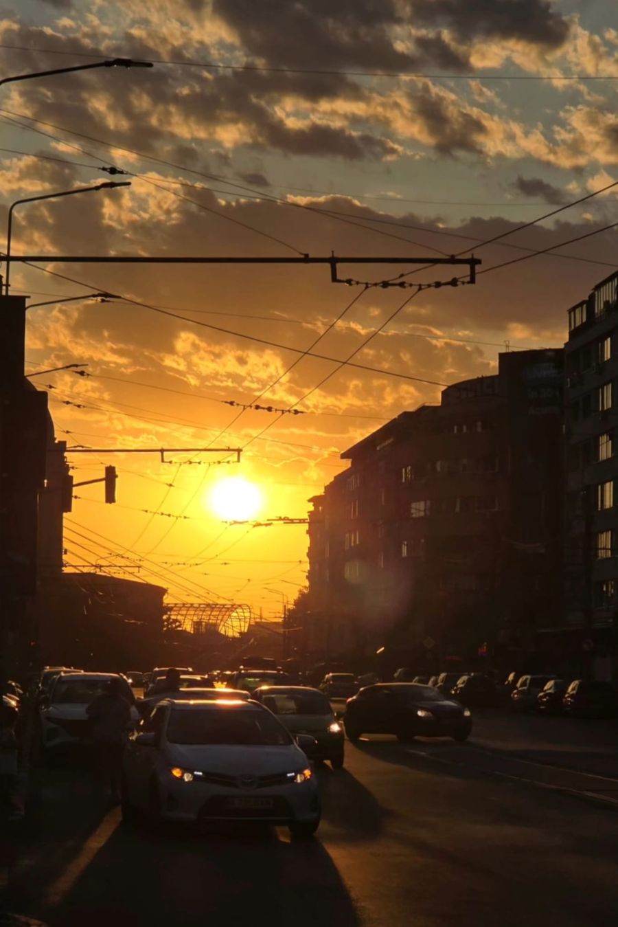 Cadru vertical pentru social media: apus pe bulevard în București